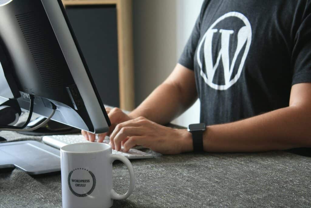 Managed Wordpress Hosting, person in black and white t-shirt using computer